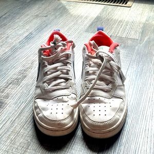 nike vibrant low women’s basketball shoes